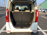 大口なテールゲートです。幅広、低い床面で大きな荷物の出し入れが簡単になります。コンパクトボディーなのに、荷室はこんなに広々!たくさん荷物が積めますよ。