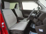 運転席のスペースはゆったりしていて、視界も広く確保されているので普段の運転からロングドライブまで快適です。