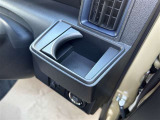 運転席・助手席の同じ位置にドリンクホルダーが付いています!取り出しやすい位置なのでとても便利です♪