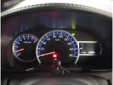 とっても見やすいメーターです。夜間時はラグジュアリーな気分にさせてくれる照明が魅力ですので、夜のドライブも楽しみになりますよ♪
