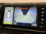パノラミックビューモニターを装備。駐車場や交差点でクルマを真上から見るように周囲を確認できます。機能の詳細は販売店スタッフまでおたずねください。