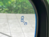 【ブラインドスポットインフォメーション】走行中、ドアミラーの死角になりやすい箇所に後続車が接近するとサイドミラー付近に警告を表示、ドライバーに注意喚起をしてくれます。
