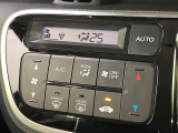 【オートエアコン】一度お好みの温度に設定すれば、車内の温度を検知し風量や温度を自動で調整。暑い&hellip;寒い&hellip;と何度もスイッチ操作をする必要はありません。快適な車内空間には必須の機能ですね♪