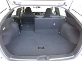 普段使いには十分な広さのラゲッジスペース!後席を倒せばより大きな荷物も載せられます!