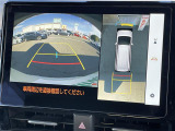 【パノラミックビューモニター】クルマを真上から見下ろした視点で駐車をサポートします!クルマの斜め後ろや真横など、いち早く障害物に気が付くことができます。