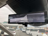 スマートルームミラー◆積載物などで、さえぎられがちなルームミラーの後方視界。車内状況に関わらず車両後方にあるカメラの映像をルームミラーに映し出します!もちろん夜や悪天降雨でもクリアな後方視界を確保!