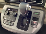 インパネシフトを採用しているので、前席の足元も広々としています。運転席と助手席の行き来もスムーズです!