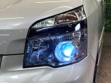 【HIDヘッドライト】非常に明るく前方を照らしてくれるので、悪天候や夜間の走行時も視界良好で安心してお乗りいただけます。