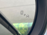 【ブラインドスポットモニター】走行中、ドアミラーの死角になりやすい箇所に後続車が接近するとサイドミラー付近に警告を表示、ドライバーに注意喚起をしてくれます。