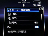 レーンディパーチャーアラートとは車線または走路からの逸脱の可能性を警告すると共に、車線または走路からの逸脱を避けるためのハンドル操作の一部を支援する機能です。詳細は販売店スタッフまでおたずねください。