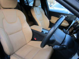 フロントには8ウェイパワーシートを装備しています。体圧を分散させる電動ランバーサポートやクッション・エクステンションも備えられているため、ロングドライブでも快適に過ごすことができます