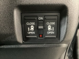 【両側パワースライドドア】両側がパワースライドドアになっており、運転席のスイッチやスマートキーでも開閉が可能です!開口部も広いので乗り降りも楽々♪