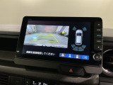 リバースギアに入れるだけで後方の表示へ切り替わります。夜間や雨の日の駐車も楽になりますよ。