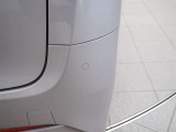 コーナーセンサーを車の前後に装備。障害物との距離に応じて、警告音を変えてお知らせしてくれます。