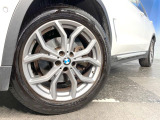 ●純正19インチアルミホイール:輸入車ならではの卓越した走りを支えるホイールと足回りです!日本車の走りに慣れている方にもぜひ体感して頂きたいほど、高いレベルでまとまっています!