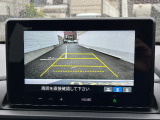 シフトをR(リバース)へ入れると自動で車両後方が映る『バックカメラ』付きです。 目視でのバックが基本ですが画面で確認することもできますから安心ですね。雨天時や夜間などはその便利さに手放せなくなります♪