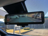 インテリジェントルームミラー カメラからの映像をミラーで見たように表示します。角度や光度等の調整も可能。後席の人と目を合わせず後方確認出来ます。
