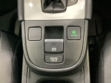 セレクトレバーの下に電子制御パーキングブレーキがあります。スイッチひとつで、停車した地点の傾斜などをシステムが検知・判断してブレーキ力を自動的に最適制御し、しっかり停車できるパーキングシステムです。