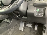 左側に高速で便利なETCがあり、燃費をよくするECON、オートリトラミラー、横滑りを防ぐVSAなどのスイッチは、運転席の右側、手の届きやすい位置にあります。
