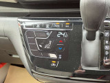 お好みの温度に合わせれば自動的に調節、オートエアコン装備。年中快適な車内。