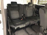 サードシートです。荷物が思ったより多くなった時や、大人数のドライブなど様々なシーンで対応が来ます。片方を畳んで荷物を載せたり、シートアレンジも自由自在。