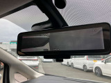 スマートルームミラー◆積載物などで、さえぎられがちなルームミラーの後方視界。車内状況に関わらず車両後方にあるカメラの映像をルームミラーに映し出します!もちろん夜や悪天降雨でもクリアな後方視界を確保!