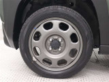 スチールホイールを装着しています。タイヤサイズ165/60R15
