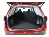 開口部が広く荷物の積み下ろしが楽にできるリヤラゲッジ。開閉は電動タイプです