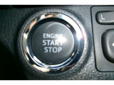 プッシュスタート付き。スマートキーを携帯していればキーを取り出さずにドアを施錠&解錠。クルマの始動も可能です。