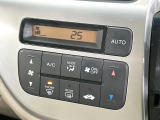 【オートエアコン】一度お好みの温度に設定すれば、車内の温度を検知し風量や温度を自動で調整。暑い&hellip;寒い&hellip;と何度もスイッチ操作をする必要はありません。快適な車内空間には必須の機能ですね♪