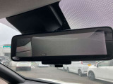 スマートルームミラー◆積載物などで、さえぎられがちなルームミラーの後方視界。車内状況に関わらず車両後方にあるカメラの映像をルームミラーに映し出します!もちろん夜や悪天降雨でもクリアな後方視界を確保!
