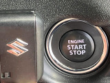 【キーレススタートシステム】カバンやポケットに入れたままでもドアの施錠・解錠が可能なスマートキーを装備。エンジンのオン・オフ時もカギを取り出す必要が無いからとっても便利です♪