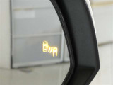 ブラインドスポットモニター装備。隣車線を走る車両を検知。ドアミラーでは確認しにくい後、側方エリアに存在する車両や急接近してくる車両も検知しドアミラーに搭載されたLEDインジケーターが点灯します。