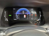 とっても見やすいメーターです。夜間時はラグジュアリーな気分にさせてくれる照明が魅力ですので、夜のドライブも楽しみになりますよ♪