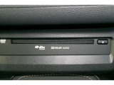 CD/DVDデッキを装備しています。音楽を聴いたり、停車中にDVDの視聴ができます。