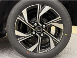 アルミホイール付き!「純正」なので車のデザインともマッチしています。