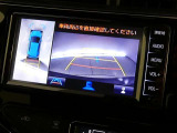 【全周囲モニター】車を上空から見下ろしたような映像をカーナビ画面に映し出し、車庫入れや縦列駐車をサポートしてくれます。