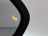 隣車線を走る車両をレーダーで検知し、ドアミラーでは確認しにくい後側方エリアに存在する車両に加え、急接近してくる車両も検知します。車両を検知するとドアミラーに搭載されたLEDインジケーターが点灯します。