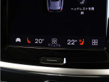 フロントシートには、シートヒーターに加えステアリングホイールヒーターも装備しています。シートヒーターはフロントだけでなくリアシートにも装備。4席で独立した調整が可能です。