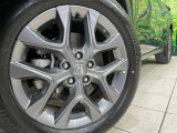 【純正18インチアルミホイール】外観にマッチした純正アルミホイールを装着しております。各種社外アルミホイールや、スタッドレスタイヤも取扱いしております。是非ご相談ください♪