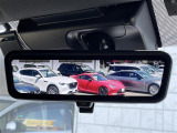 【デジタルインナーミラー】車両後方カメラの映像をルームミラーに映すことが出来ます。 そのため、後席に人や荷物があって後方が見えづらい場合でもしっかり視界を確保することが出来ます。
