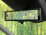 【インテリジェントルームミラー】後席の大きな荷物や同乗者で後方が確認しづらい時でも安心!カメラが撮影した車両後方の映像をルームミラー内に表示。クリアな視界で状況の確認が可能です!
