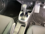 シンプルでとても使いやすいフロアシフトに、パーキングブレーキはハンドタイプのサイドブレーキです。