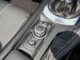 マツダコネクトを操作するコマンダーコントロールです。運転中に自然と手の触れる位置に配置されています。