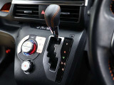 CVT(無段変速)のオートマチックです。インパネシフトがとても使い易く足元がスッキリするので、空間が広く使えますね♪