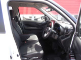 ステアリングは本革巻!センターアームレストも付いているのでロングドライブも快適ですね。(*^^*)