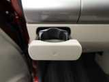 【据え置きカップホルダー】エアコン吹き出し口下部に設置されていますので使いやすさバッチリ!助手席から手の届くちょうどの位置です!