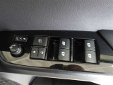 パワーウィンドウスイッチで運転席から全席の窓の開閉ができます。