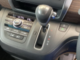 自然に手が届き、操作性の良いインパネシフトに、パーキングブレーキは、フットブレーキタイプなので、運転席と助手席の間はすっきりしています。