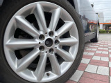 ●純正17インチアルミホイール:輸入車ならではの卓越した走りを支えるホイールと足回りです!日本車の走りに慣れている方にもぜひ体感して頂きたいほど、高いレベルでまとまっています!